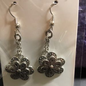 Brighton hanging earrings Daisy style